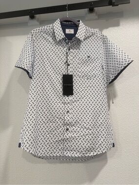 NWT men’s casual dress shirt. 7 Diamonds, White with navy geometric print. Small